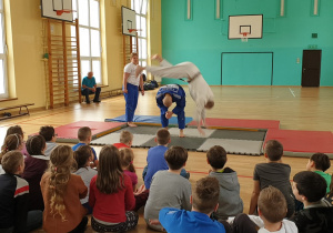 uczniowie obserwują pokaz judo